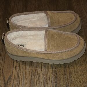 UGG Woman Tan Suede Slippers